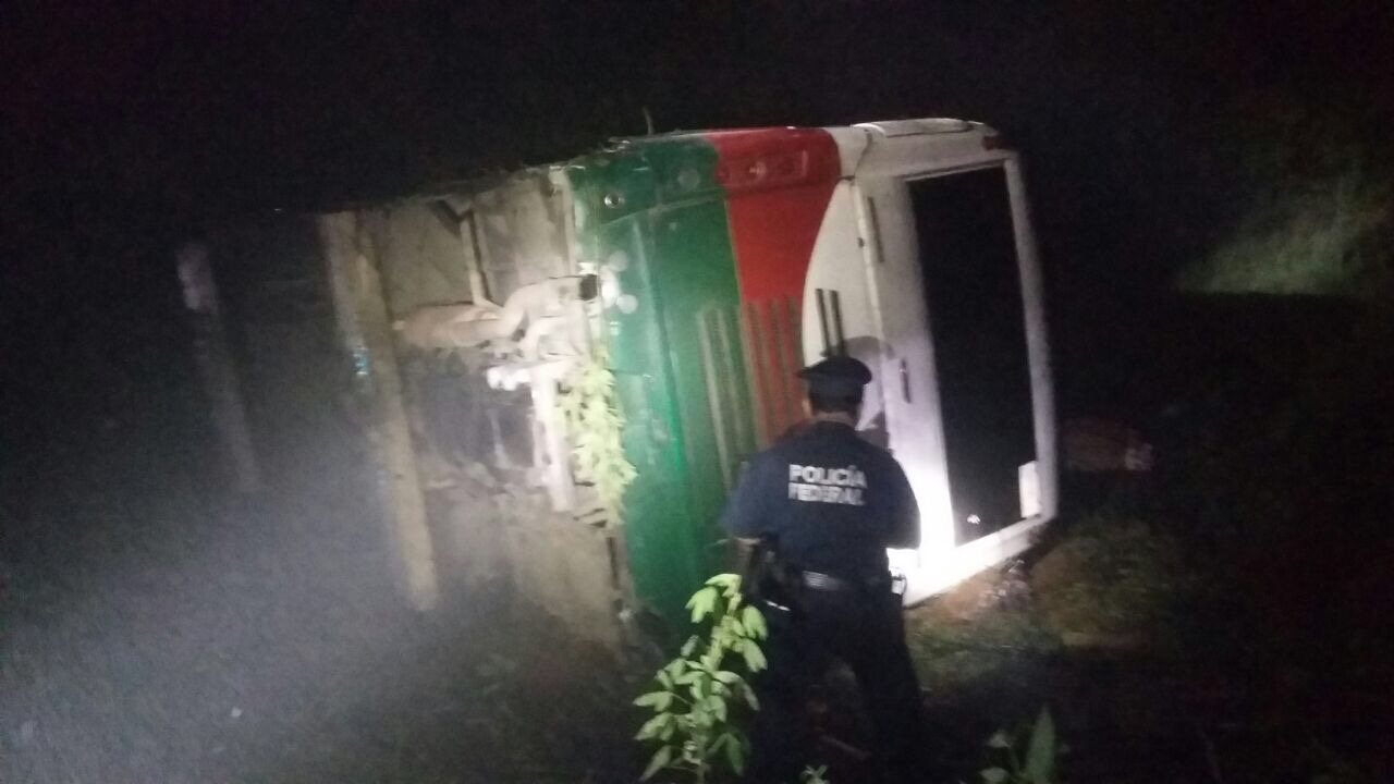 Tres muertos y dos lesionados saldo de volcadura en la autopista